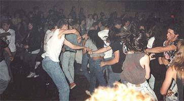 crowd2.jpg (77305 bytes)