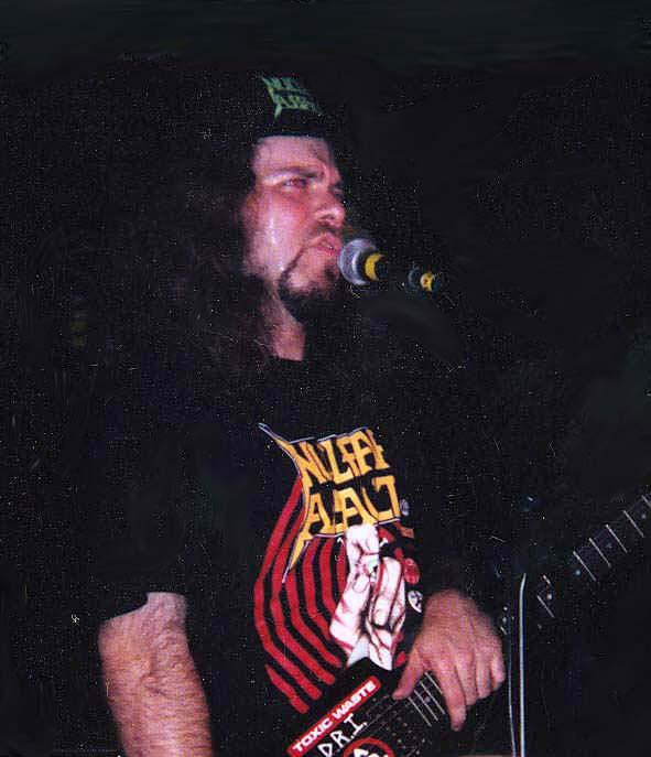 eric-sing.jpg (73007 bytes)